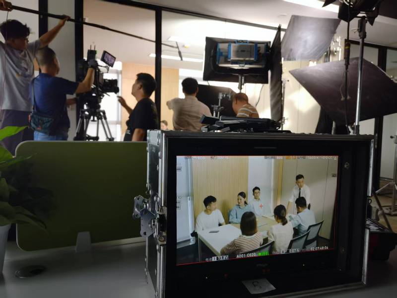 余杭区TVC拍摄公司：科技产品视觉化大师，诠释未来感与功能美学